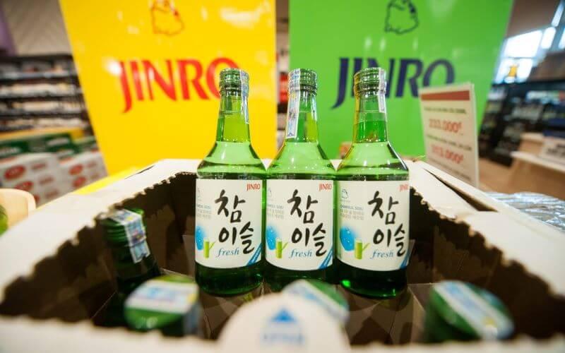 Chai soju xanh lá truyền thống Hàn Quốc nồng độ cồn phổ biến